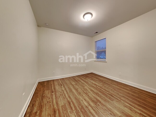Building Photo - 106 Doral Blue Dr