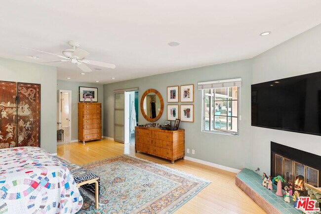 Building Photo - 7122 Dume Dr