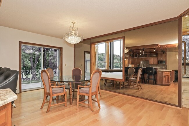 Building Photo - Luxury Riverfront Home