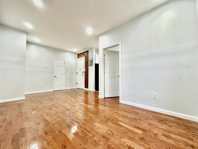 Building Photo - 518 W 204th St