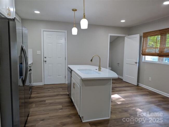 Building Photo - 2700 Ravencroft Dr