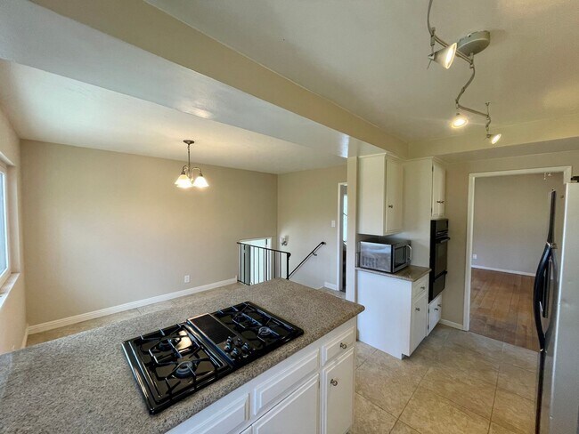 Building Photo - Beautiful 4B/2.5BA House in Oceanside w/ Attached Garage & W/D!