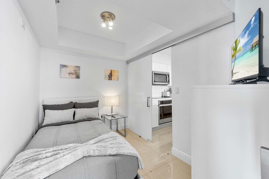 Building Photo - 1200 Brickell Bay Dr