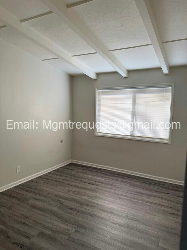 Building Photo - 1180 W Valencia Dr