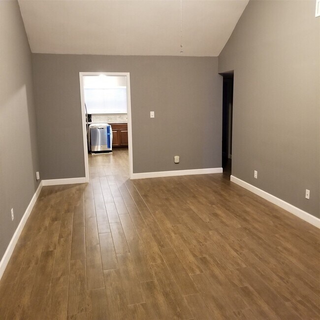 Building Photo - 6401 Deihl Rd