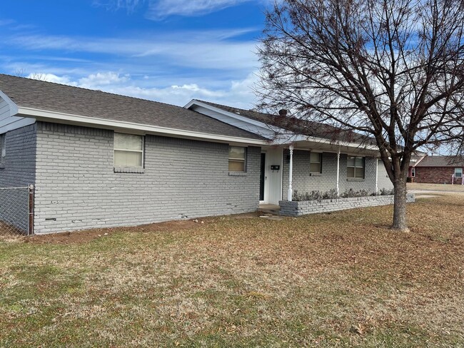 3 bed room home for rent in Moore! 2 bath... - 3 bed room home for rent in Moore!  2 bath...