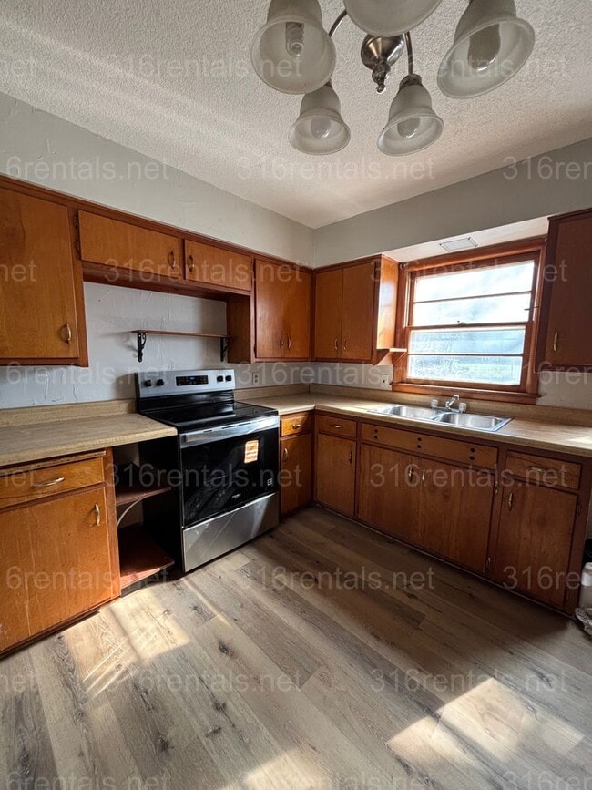 Building Photo - 2 bed 1 bath house available!