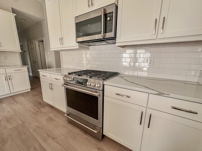 Building Photo - "Charming 3-Bedroom Haven with 2 Full Baths in Serene Parrish FL!"