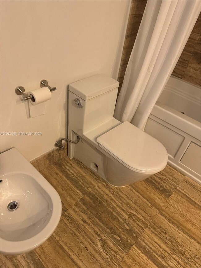 Building Photo - 15901 Collins Ave