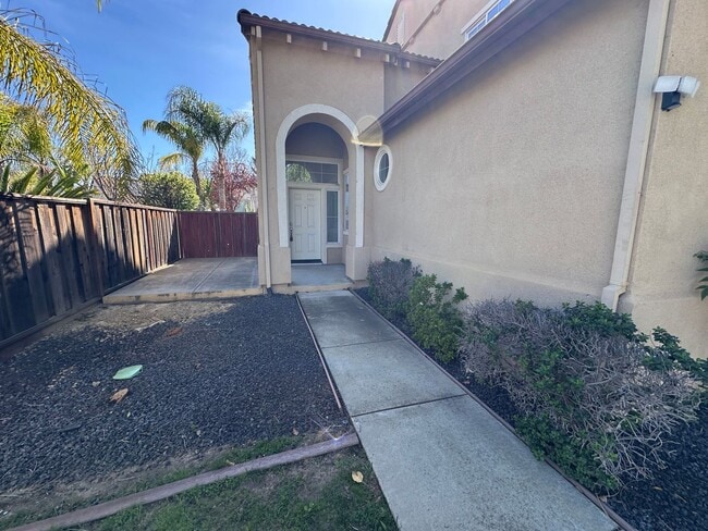 Building Photo - Gorgeous 6 Bedroom, 3 Bath Antioch Home