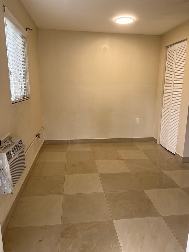 Building Photo - 1131 NE 170th St