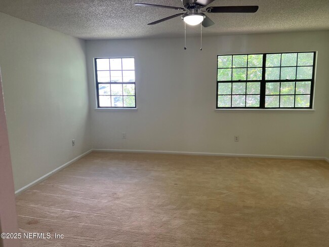 Building Photo - 3948 MEADOWVIEW Dr