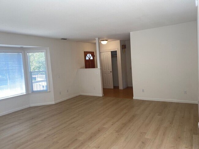 Building Photo - Roomy 3 Bedroom 2 Bathroom Home Walk to Do...