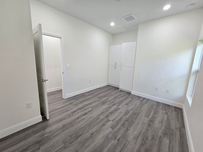 Building Photo - Charming 3-Bedroom, 2-Bath Home in Sarasota ~ Near Legacy Trail