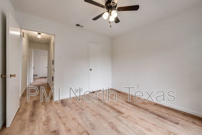 Building Photo - 8880 Woodstream Dr