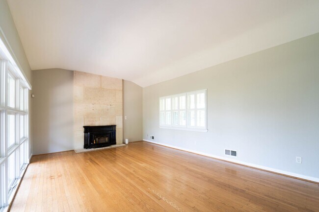 Building Photo - Spacious Split-Level with In-Law Suite & B...