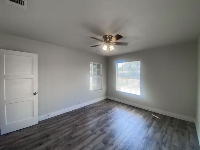 Building Photo - 2Bed/1Bath House for Rent! Available Now