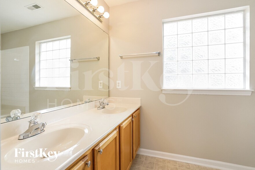 Building Photo - 809 Hounds Chase Dr