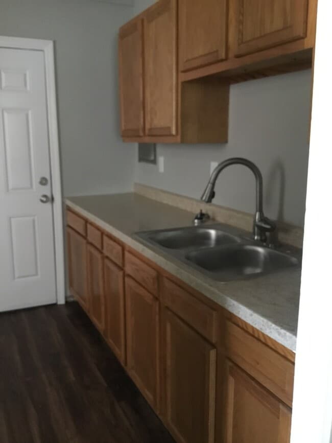 Building Photo - Very nice 3bed/1bath south side home w/ garage & fenced in back yard