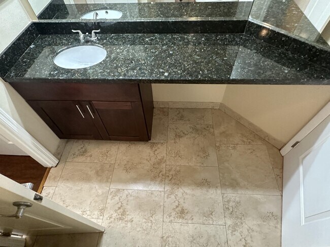 Building Photo - 2831 N Oakland Forest Dr