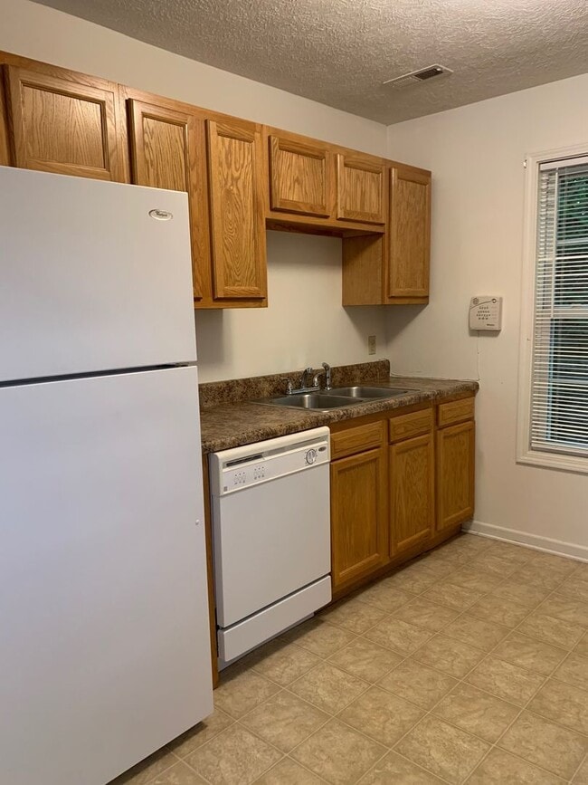 Building Photo - 2 Bedroom 2.5 Bath Townhouse