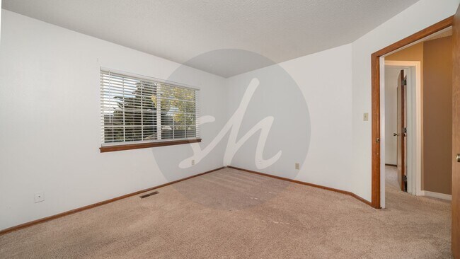 Building Photo - Old Farm Gem