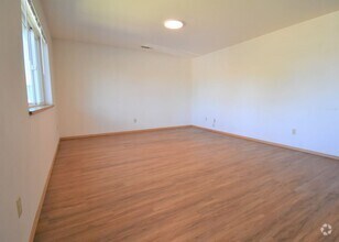 Building Photo - 3BD, 1BA Top Floor Unit