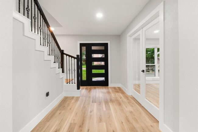 Building Photo - 9 Indian Cedar Ln