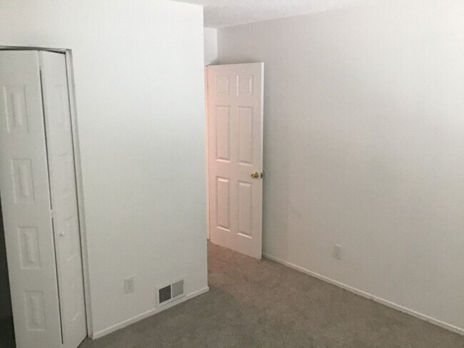 Building Photo - Townhouse condo Hillsdale Oaks