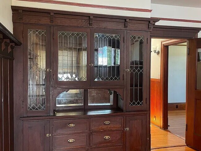 Building Photo - "Charming 1-Bedroom Oasis in the Heart of Berkeley – Perfect Location!"