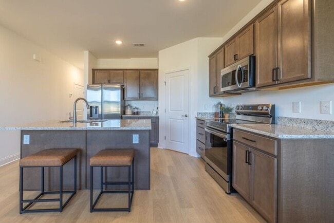 Building Photo - Great floor plan, Washer and Dryer Included! Now Offering ONE MONTH FREE RENT!!