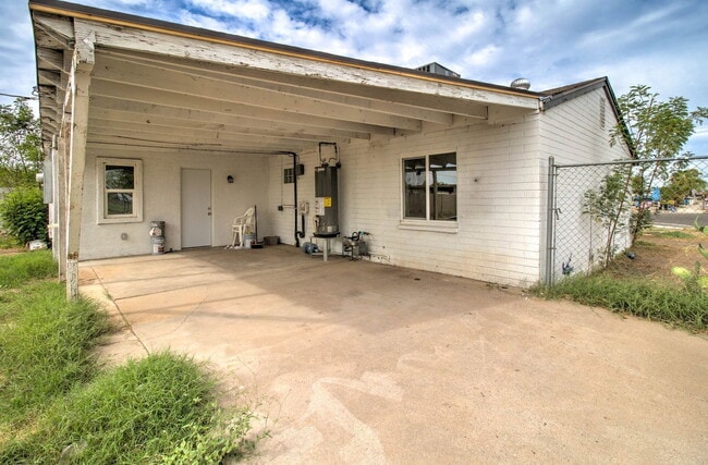Building Photo - 2539 N 39th Ave