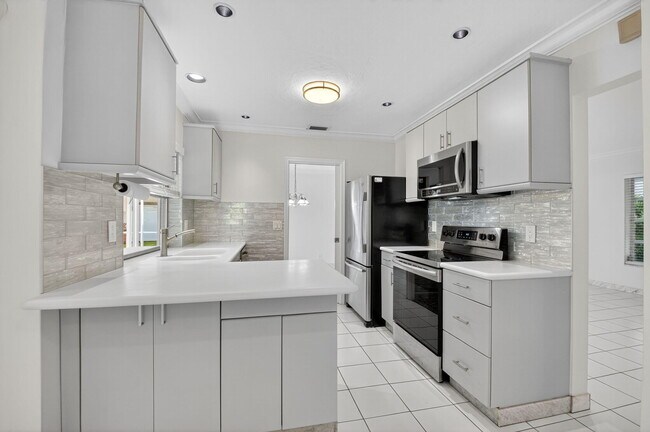 Building Photo - 937 Banyan Dr