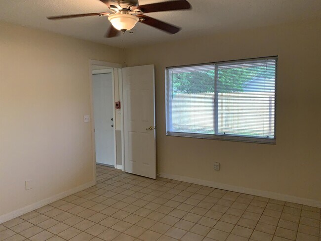 Building Photo - 25 Plainview Dr