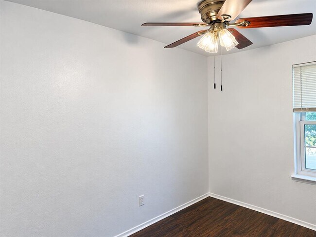 Building Photo - 1015 E Yager Ln