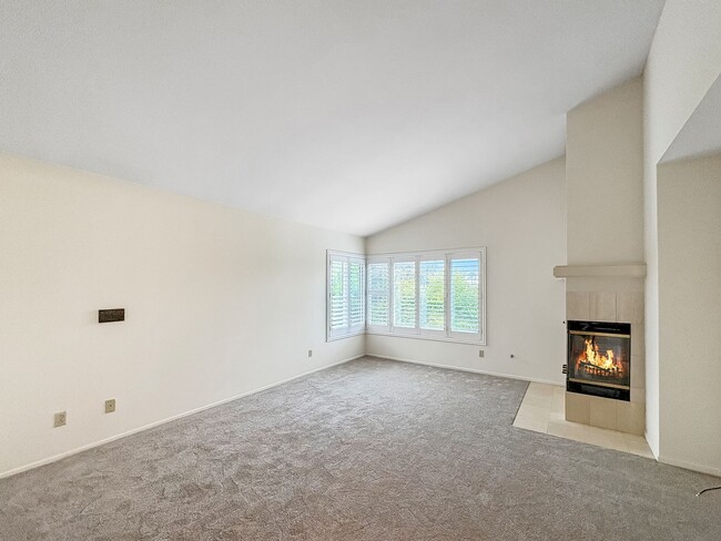 Building Photo - Beautiful 4B/3BA House w/ 2 Car Attached G...