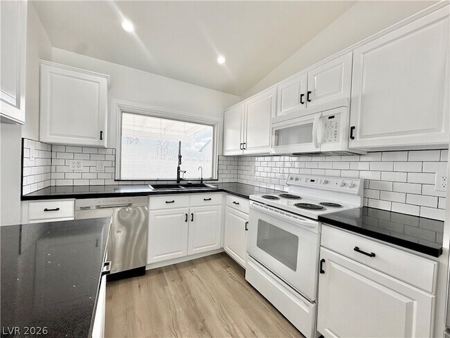 Building Photo - 401 Holcomb