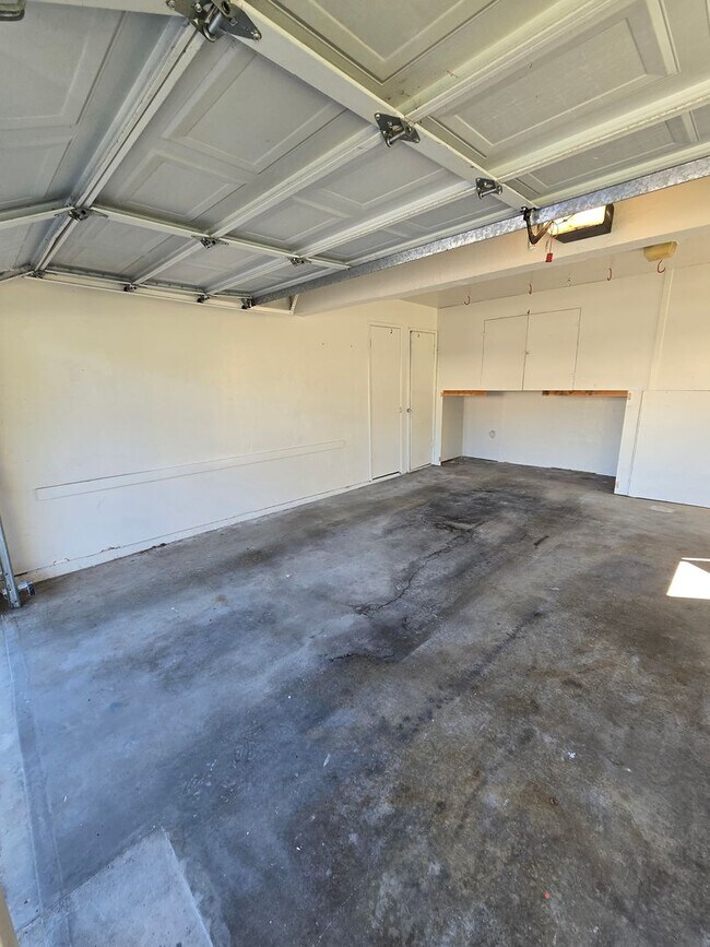 Building Photo - Beautifully Updated #4 Condo