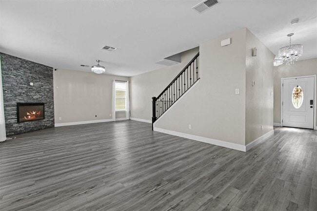 Building Photo - 303 Quail Hollow Dr