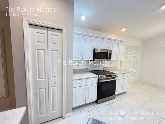 Building Photo - 2602 SW 20th Cir