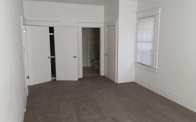 Building Photo - 33 E 18th St