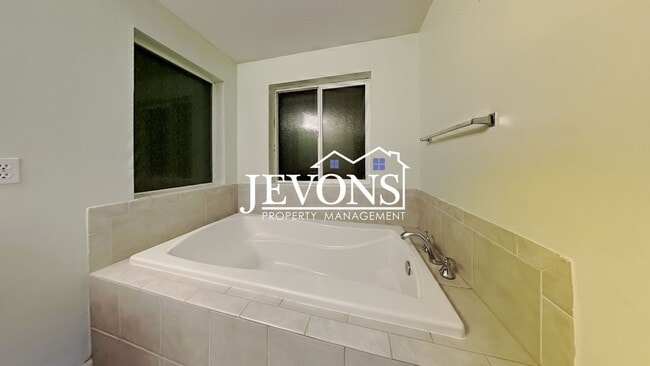 Building Photo - Experience this beautiful SeaTac single-family home with an equipped kitchen, high ceilings, near...