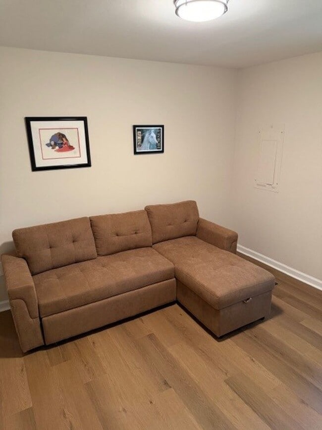 Building Photo - Beautiful furnished well maintain 3 bedrooms, 1.5 Baths