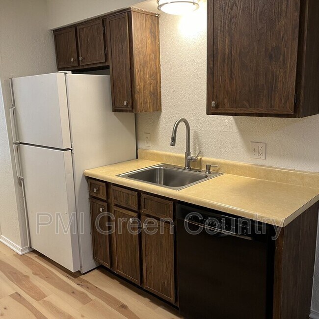 Building Photo - 2216 E 66th Pl