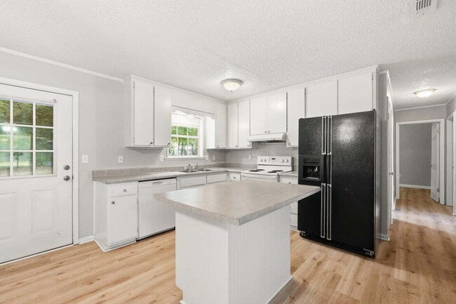Building Photo - A small-town charm ready for move in!