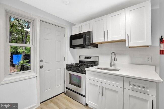 Building Photo - 331 Oakland St