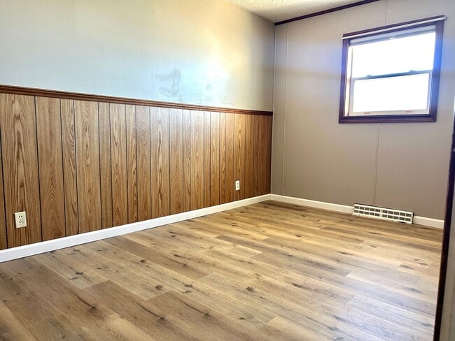 Building Photo - Great Space, Convenient Location