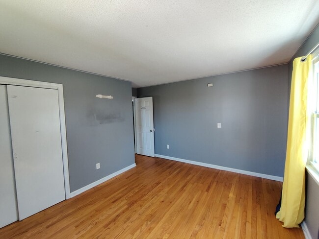 Building Photo - BEAUTIFUL Waterbury Cape w/ 4 Bedrooms, 2 ...