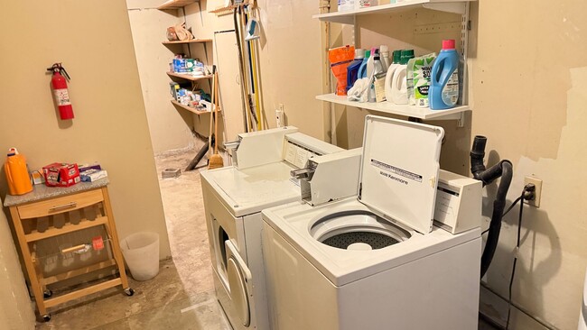 Building Photo - 1130 Wellington St