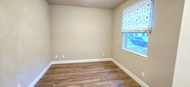 Building Photo - *MOVE IN SPECIAL* $700 off first months re...